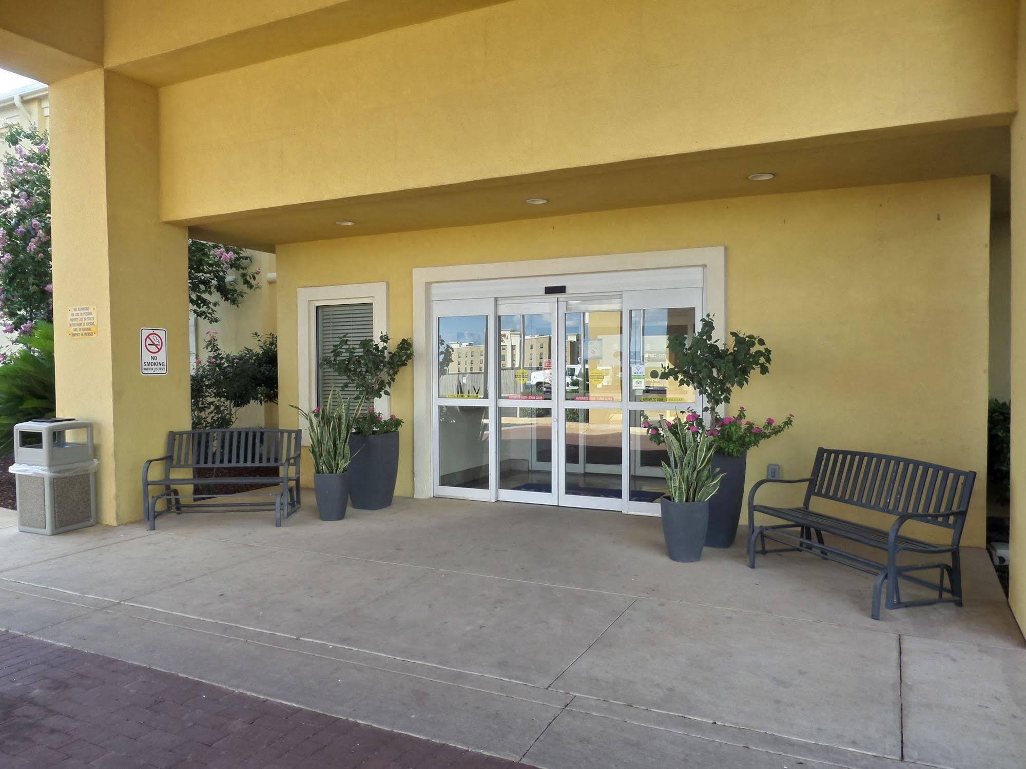 Baymont By Wyndham Pearsall Exterior foto