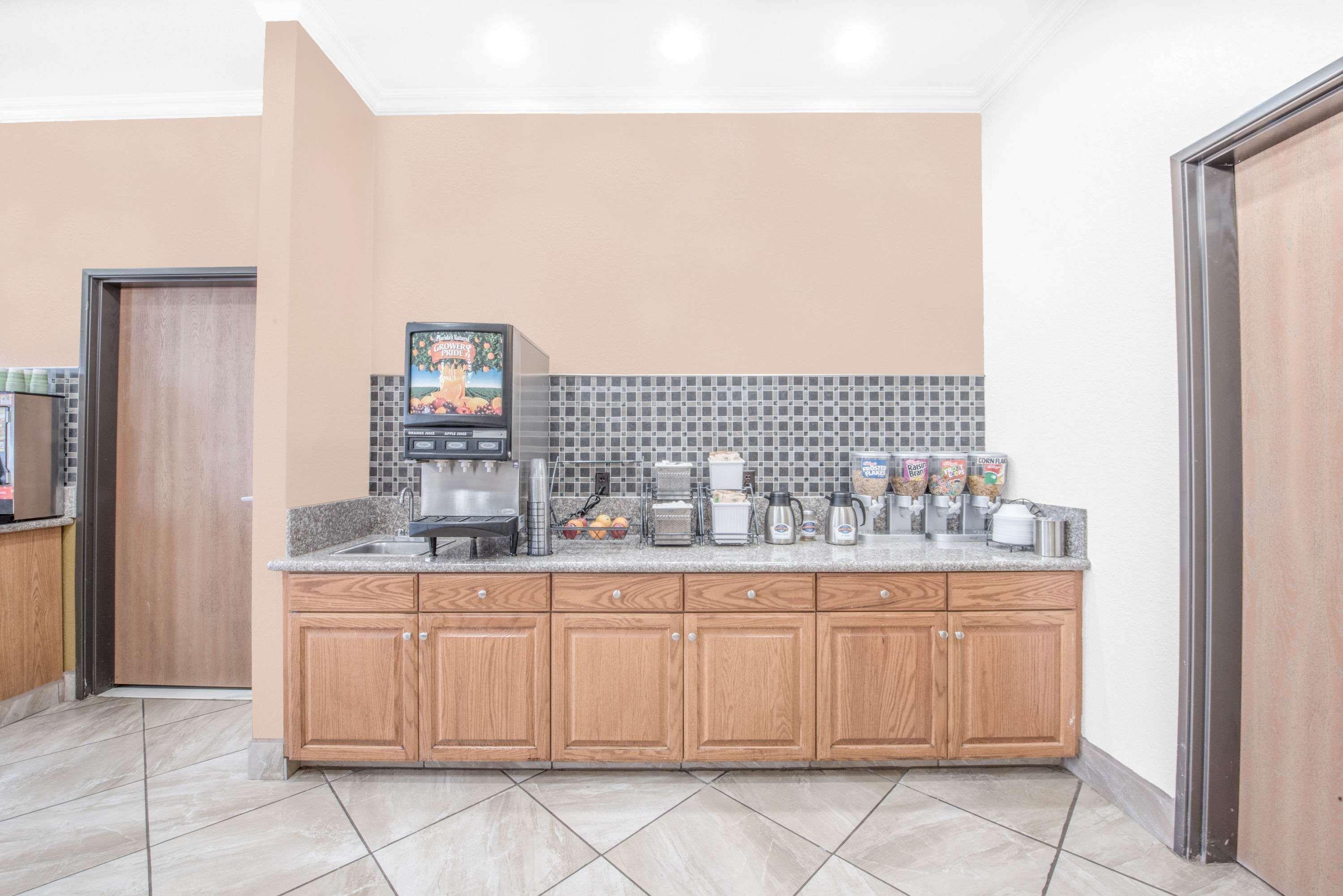 Baymont By Wyndham Pearsall Exterior foto