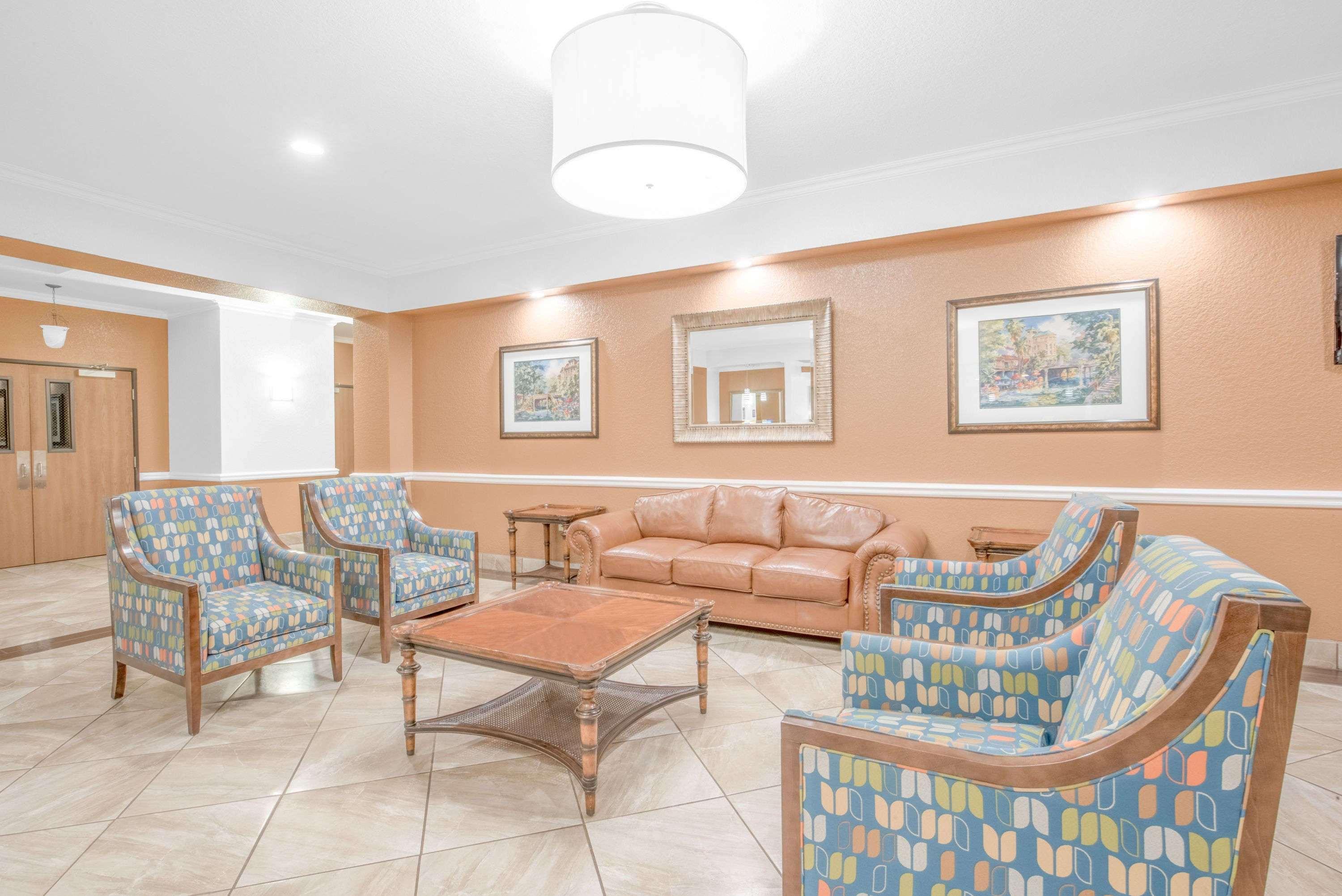 Baymont By Wyndham Pearsall Exterior foto
