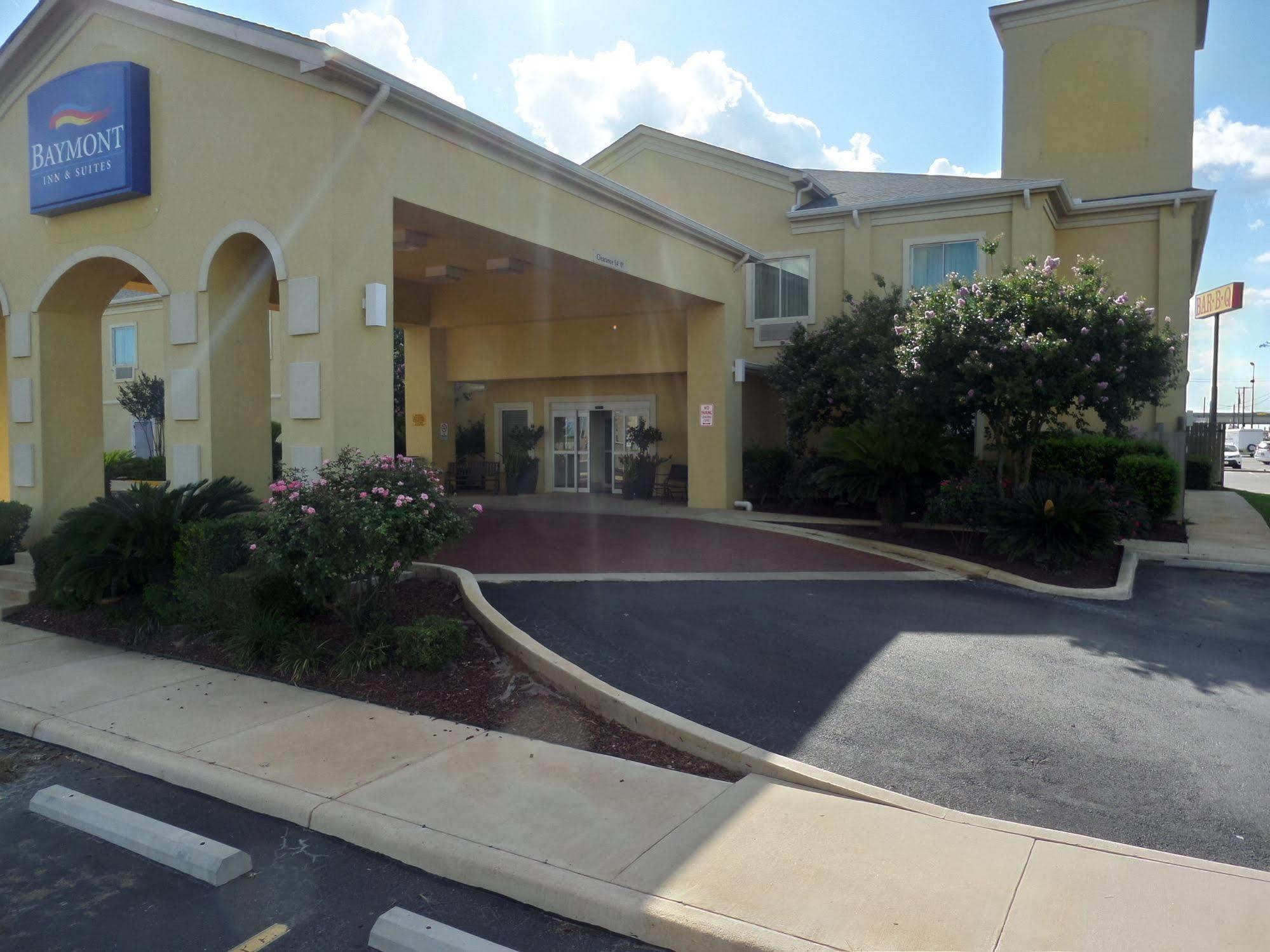 Baymont By Wyndham Pearsall Exterior foto