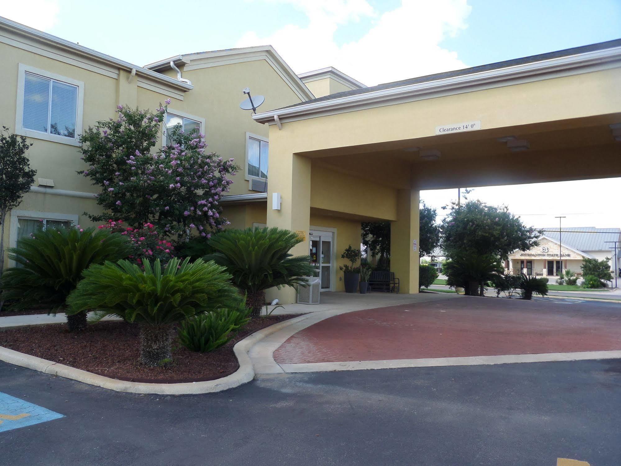 Baymont By Wyndham Pearsall Exterior foto