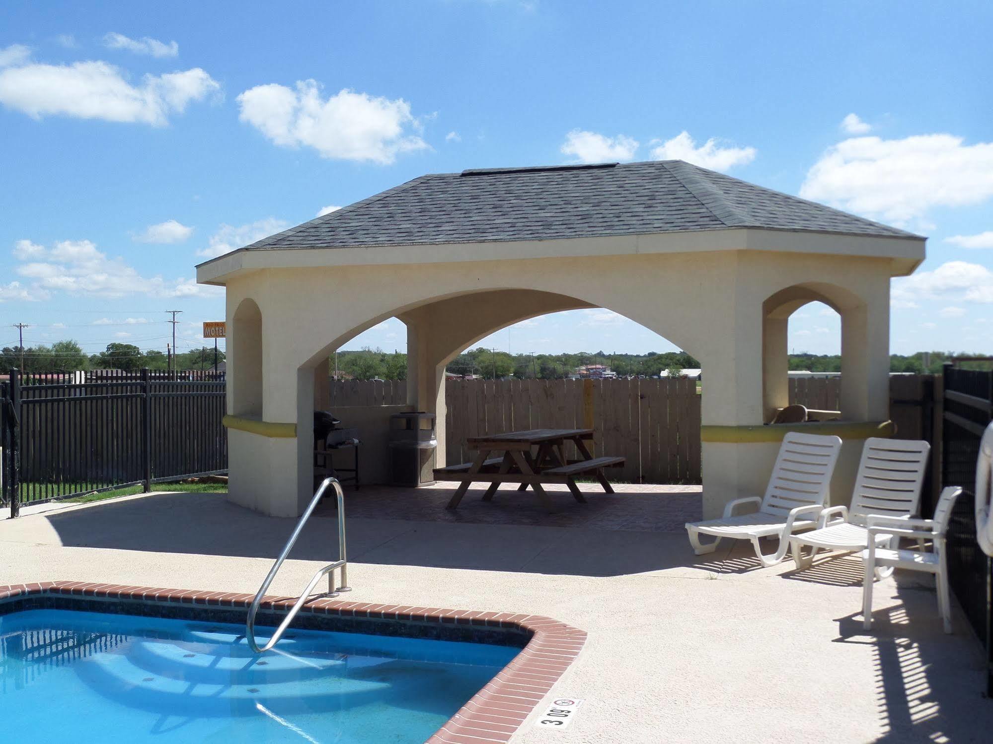 Baymont By Wyndham Pearsall Exterior foto